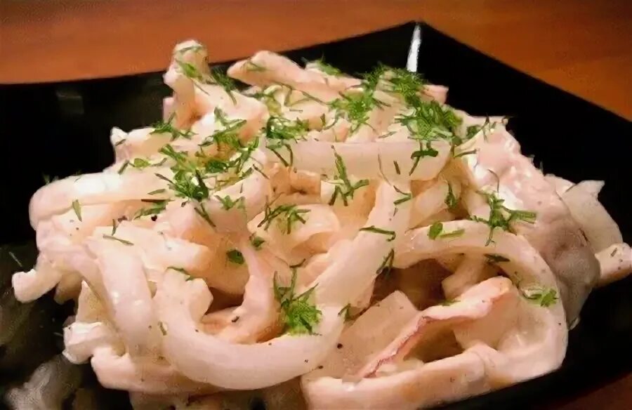 Кухня наизнанку салат с кальмарами рецепты. Салат кальмар под майонезом. кальмар в майонезе. кальмары с луком и майонезом. салат кальмар с майонезом.