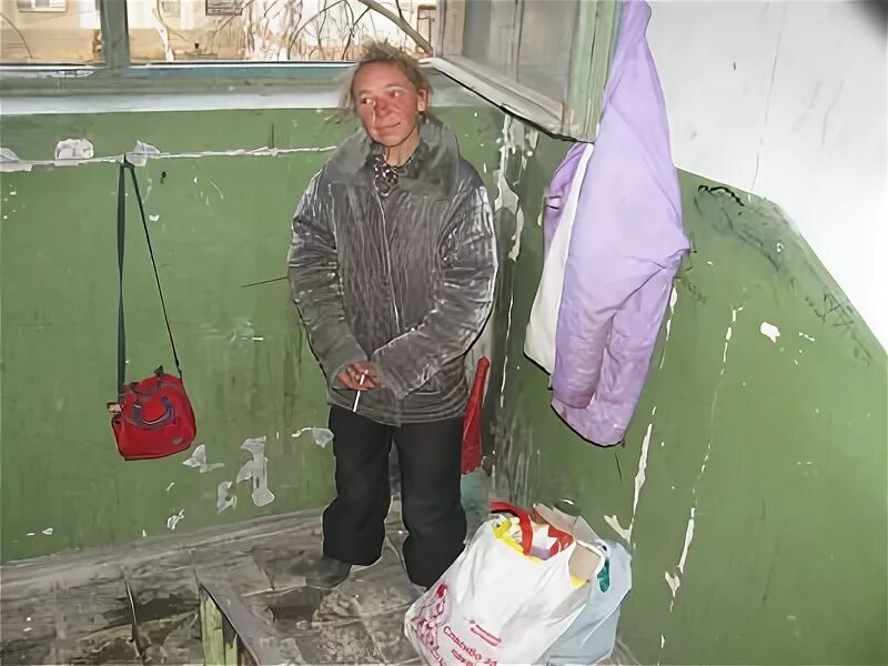 Бомж в подъезде. Бомж в подъезде
