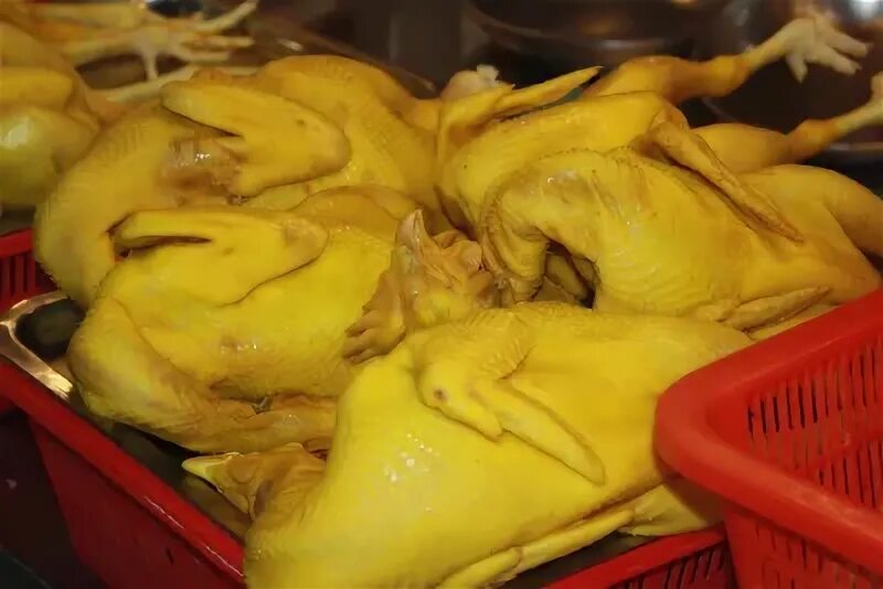 Почему курица желтая. Желтая курица. Курицы в Тайланде.