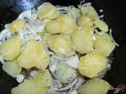 Картошка жареная с кабачками и луком