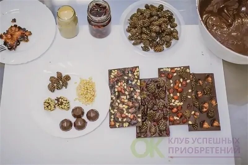 Азбука севера шишка шоколадная с кедровым орехом. Шоколад с кедровыми шишками. Шоколад с сосновой шишкой и кедровым орехом. Шоколад шишка с кедровыми орешками. Шишка шоколадная с кедровыми орешками.