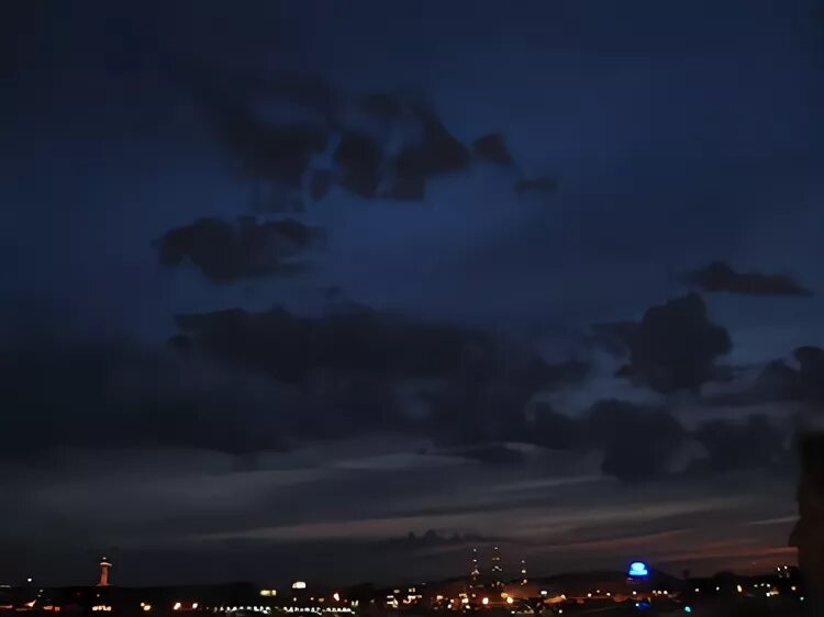 Ночью небо ближе. Ночное небо в городе. ночное небо москвы. ночное небо с облаками в городе. темное небо в городе.