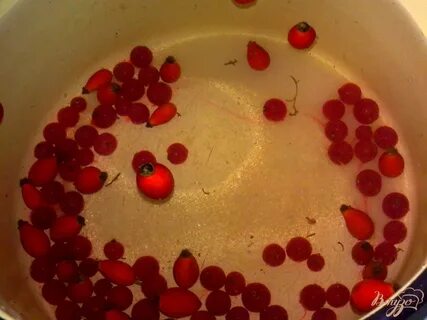 Компот из смородины в кастрюле