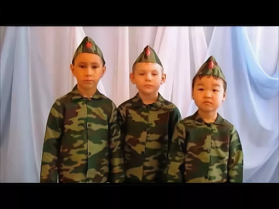 Песня защитники страны в солдатики играем. Стих я в солдатики играю. Стих про солдатика. Песня защитники страны в солдатики играем. Будем мы солдатами ноты.