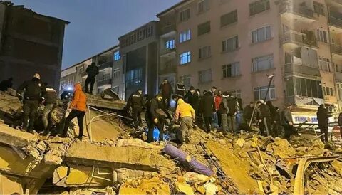 В турецком Сындыргы из-за землетрясения обрушилось минимум десять зданий
