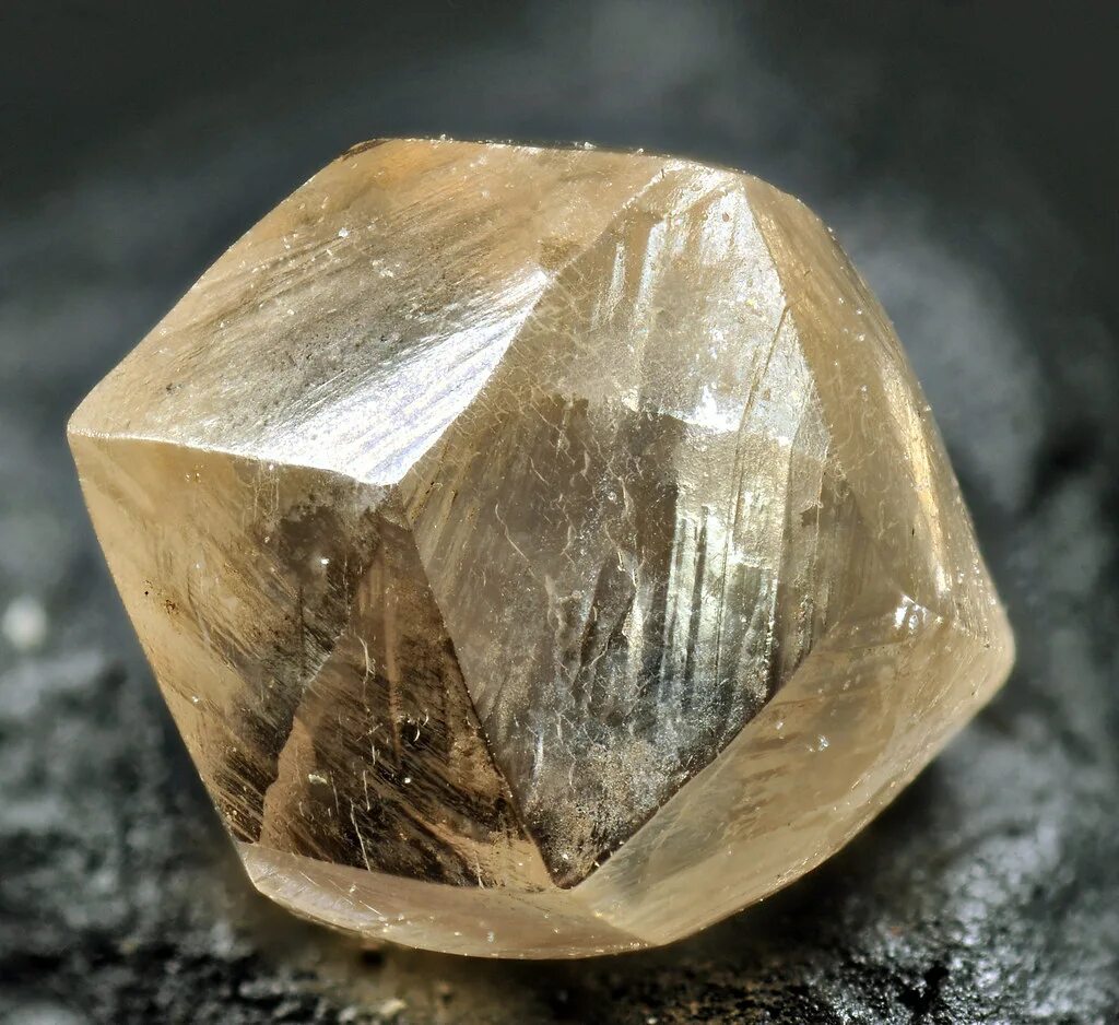 Алмазы какое ископаемое. Минерал самородок Алмаз. Кристал диамонд. Алмаз неограненный камень. Алмаз Кристалл неограненный.