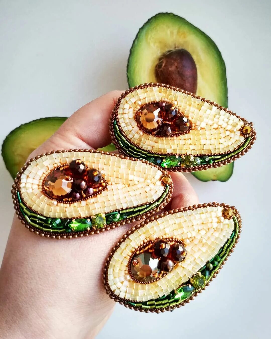 Брошь авокадо из бисера. Как сделать авокадо из бисера. Брошь авокадо. Вышивка бисером авокадо. Авокадо из бисера.