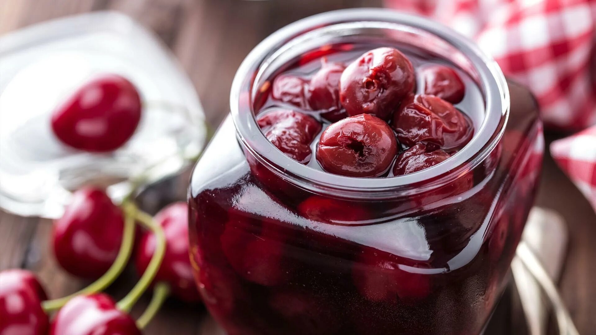 Заготовки из вишни. Конфитюр из вишни без косточек на зиму. Компот из черешни с косточками. Вишни на зиму рецепты. Вишни на зиму рецепты.