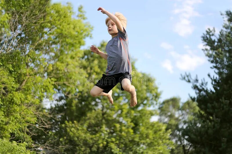 Дети в прыжке. Мальчик прыгает высоко. Высоко прыгать для детей. Ребенок подпрыгнул высоко на батуте.