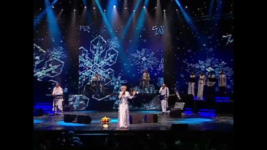 девушка, снег кружится. снежинки клип. снежинки падают. красивые очень красивые снежинки и как их делать. снежинка на ладони.