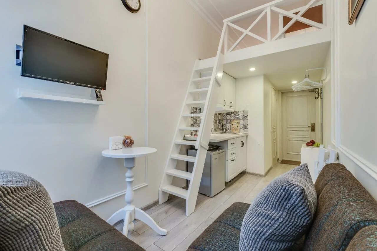 Двухэтажная квартира. Спальное место второй ярус студия 25 кв. Капсульные хостелы питер. Граффити питер хостел. Спальное место спб.