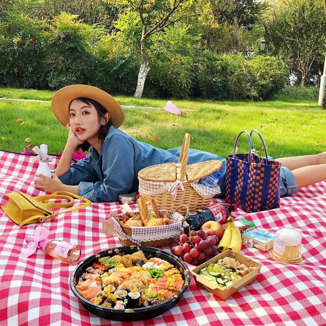 Make a picnic. Семья лето. Летний обед на природе. Фотосессия пикник на природе. Летний пикник.