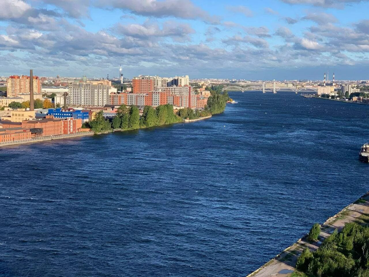 Санкт-Петербург с воды. Уровень воды в Неве. Уровень воды горный институт.