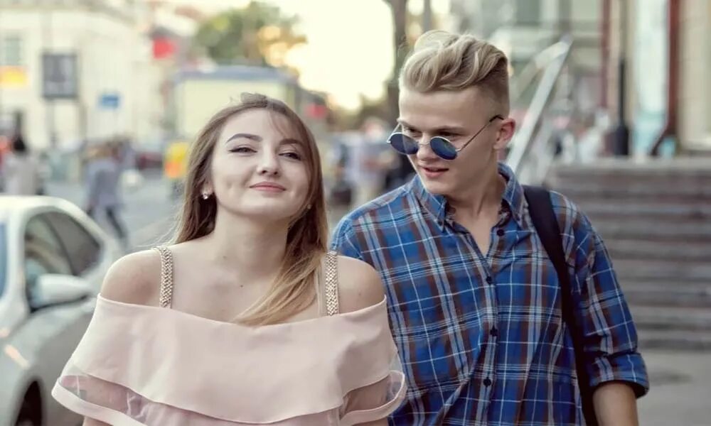 Как познакомиться с молодой девушкой. Парень знакомится с девушкой. парень знакомится с девушкой на улице. как познакомиться с парнем.