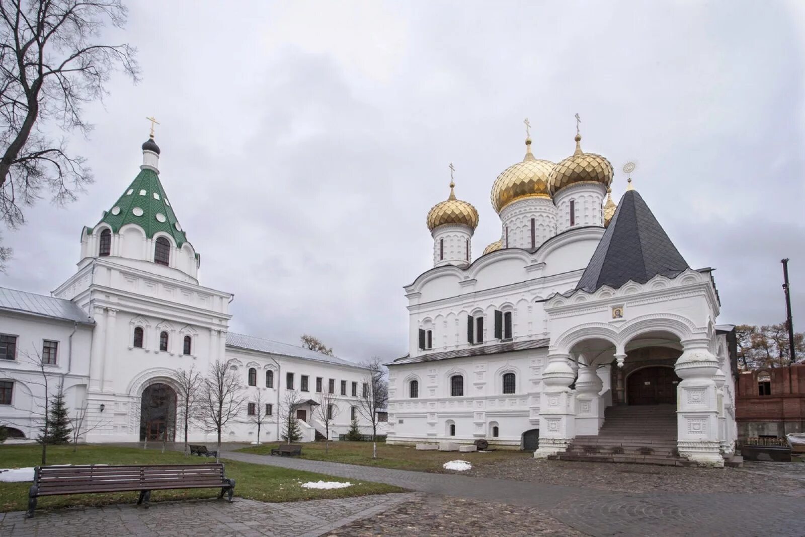 Свято троицкий ипатьевский. Свято-Троицкий Ипатьевский монастырь в Костроме. Ипатьевский монастырь Кострома. Город Кострома. Свято-Троицкий Ипатьевский монастырь.. Кострома Ипатьевский монастырь в Костроме.