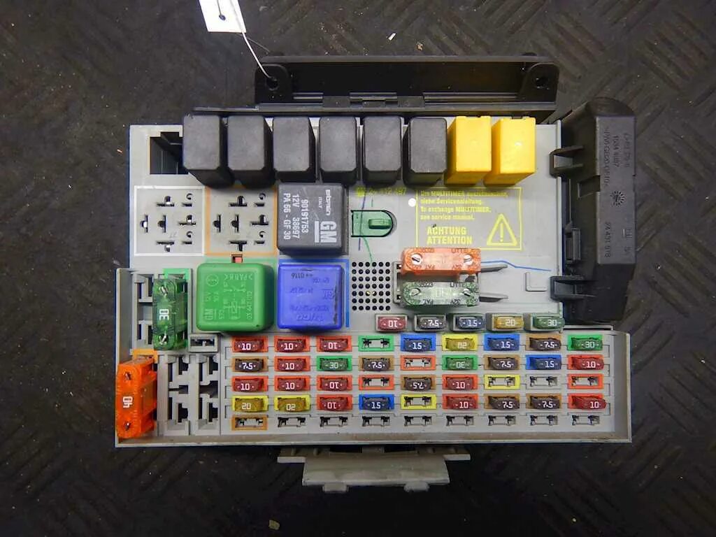Блок предохранителей зефира 2001. Блок реле Opel Zafira 2006. Блок реле Zafira Опель. Блок предохранитель Opel Astra g 2000 г.