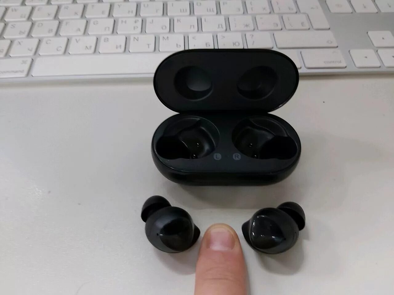 Левый наушник buds pro. Samsung Galaxy Buds Onyx. Беспроводные наушники Samsung Galaxy Buds, Оникс. Бесшумные наушники Samsung.