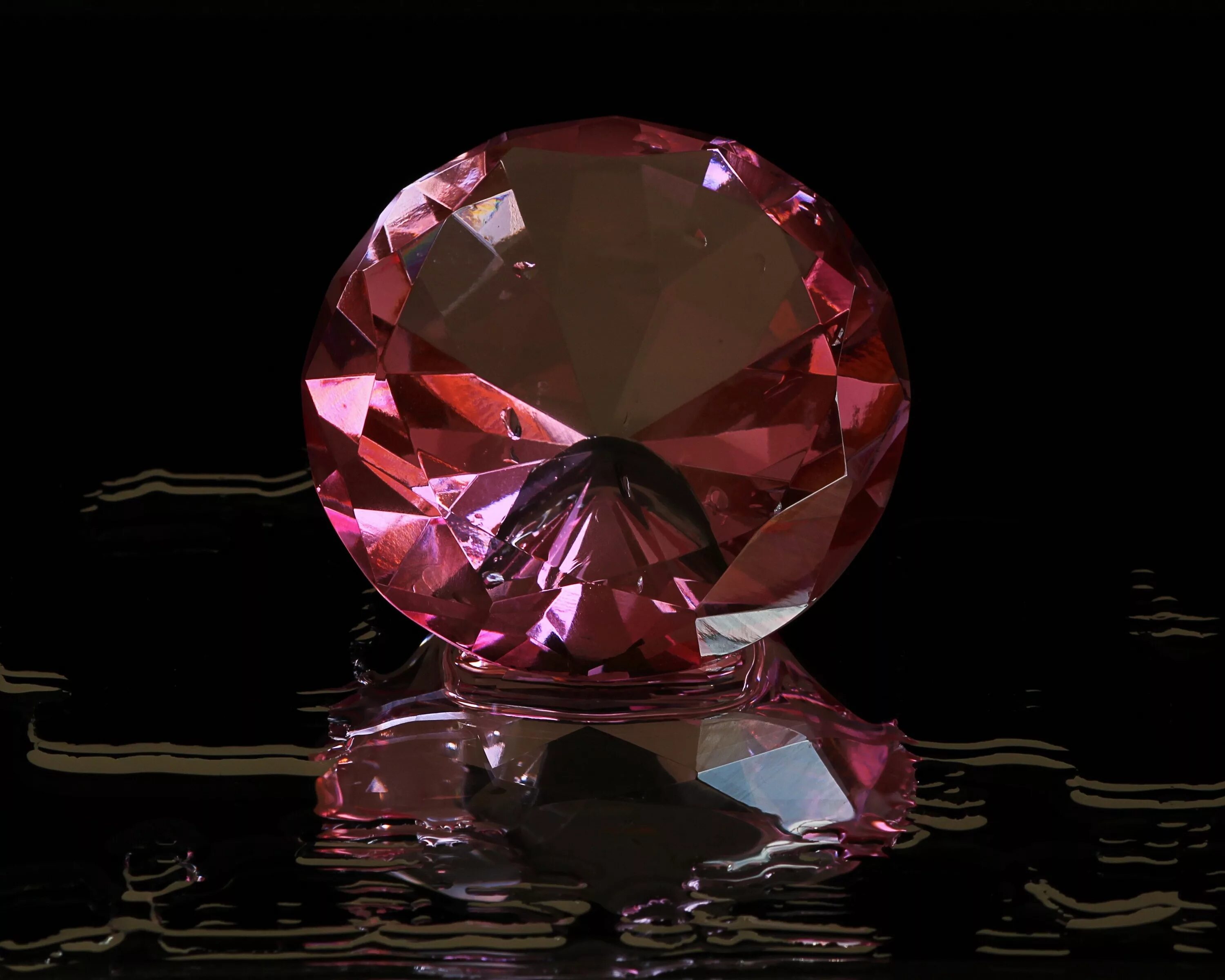 Какие драгоценные камни самые дорогие. Розовый Рубин камень. Розовый диамонд бриллианты. Дорогие камни.