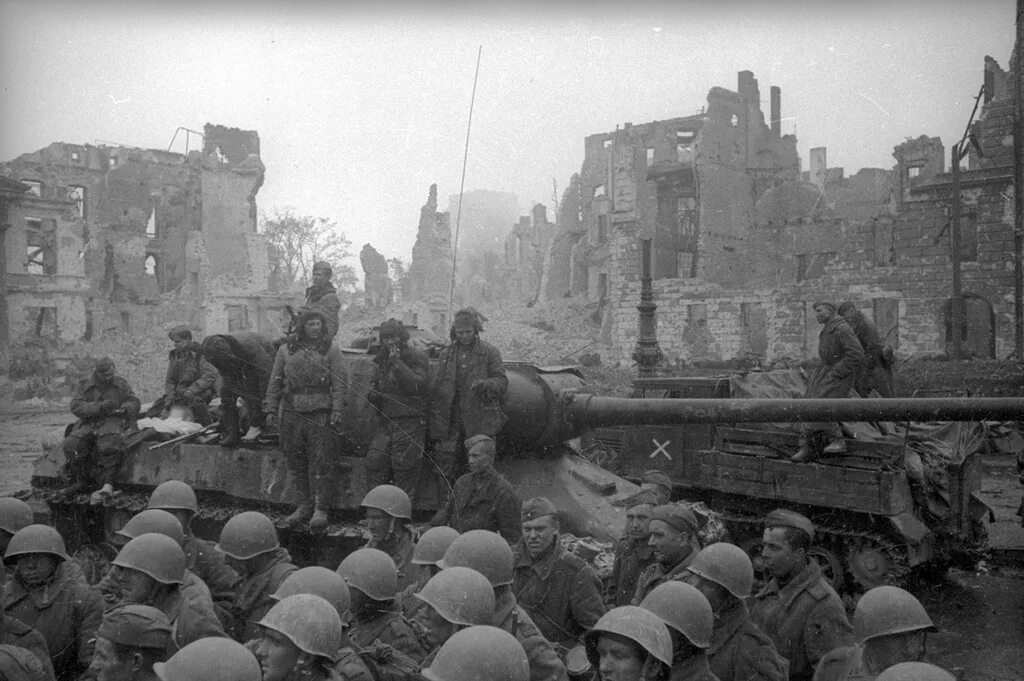 Когда начался штурм берлина столицы германии. 2 Мая 1945 года взятие Берлина. Май 1945 взятие Берлина. Уличный бой 1945 года Берлин.