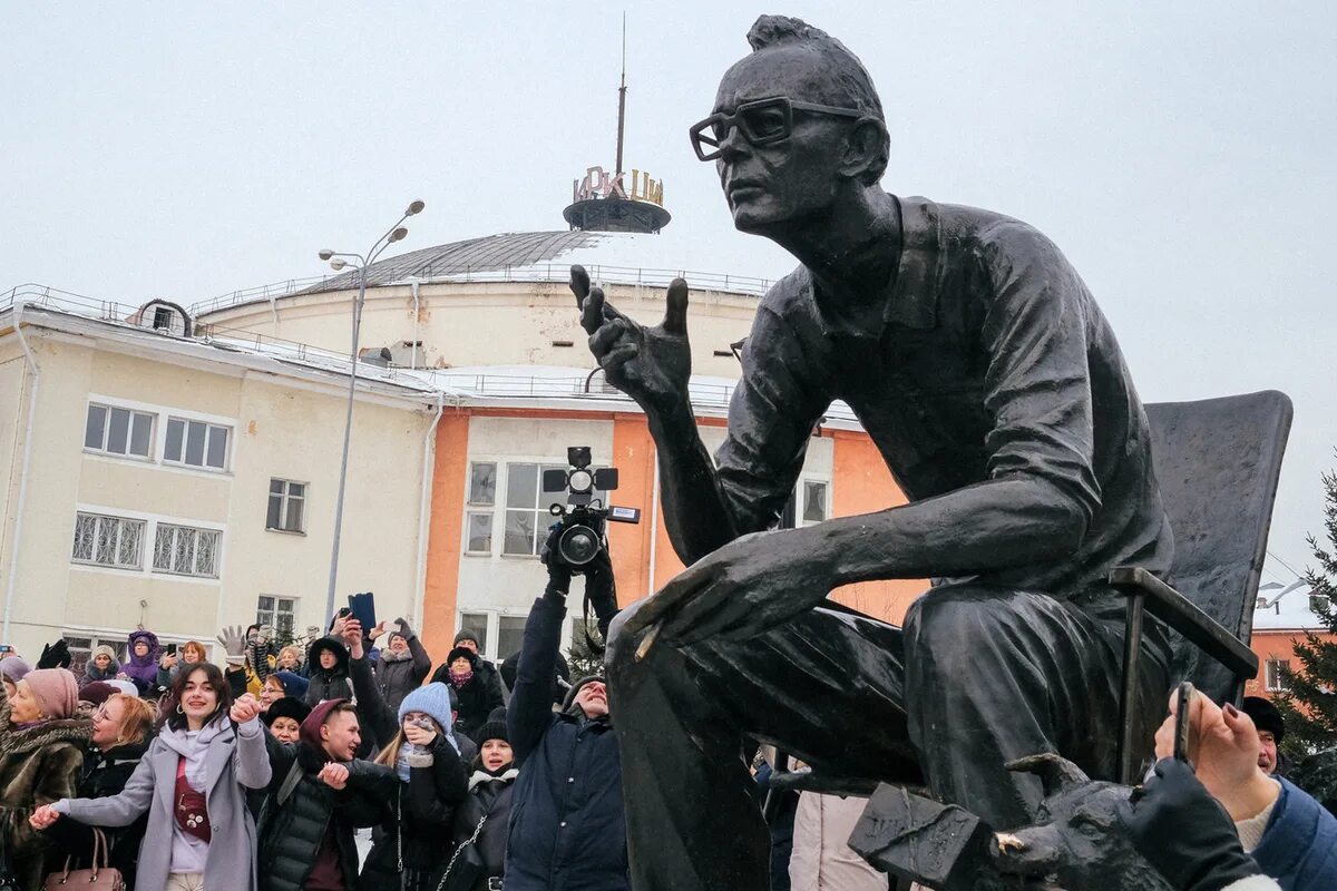 Памятник Гайдаю в Иркутске. Памятник Леониду Гайдаю в Иркутске. Памятник Гайдаю в Москве.