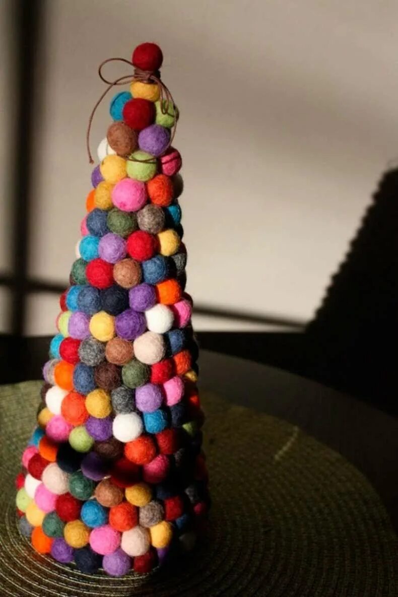 креативная елка. елка из подручных материалов своими руками. емка из подручных материалов. креативная елка. оригинальная елка из подручных материалов.