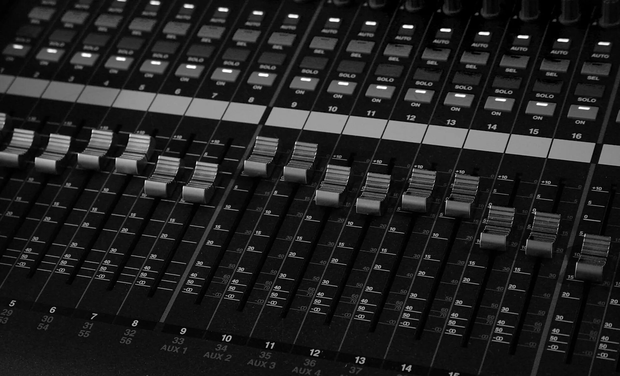 Mixing studio. Микшерный пульт для fl studio 20. yamaha o2r96. микшерский пульт в студии. микшерный пульт на рабочий стол.