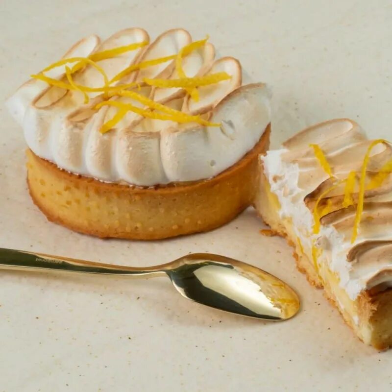 Лимонный тарт. Пирожное тарт лимонный пеко. amalfi lemon tart. песочный тарт с лимонным курдом. лимонно-миндальный тарт.
