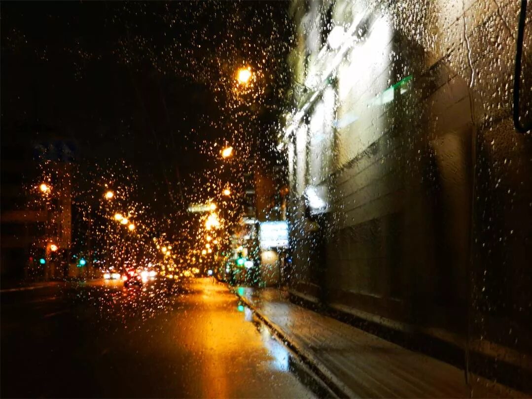 Город вечер дождь. "Дождливый вечер". Дождливый город через окно. Дождливый город чере окно. Ночной дождь.