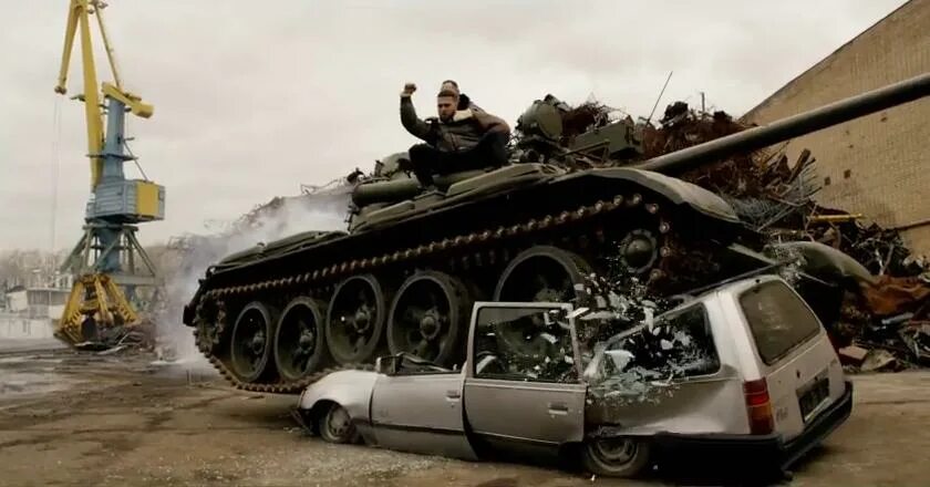 Включи песню танков. Сочи 2014 на танке. Клип на танке. Тимати в военной форме в танке. Тимати клип где ездит на танке.