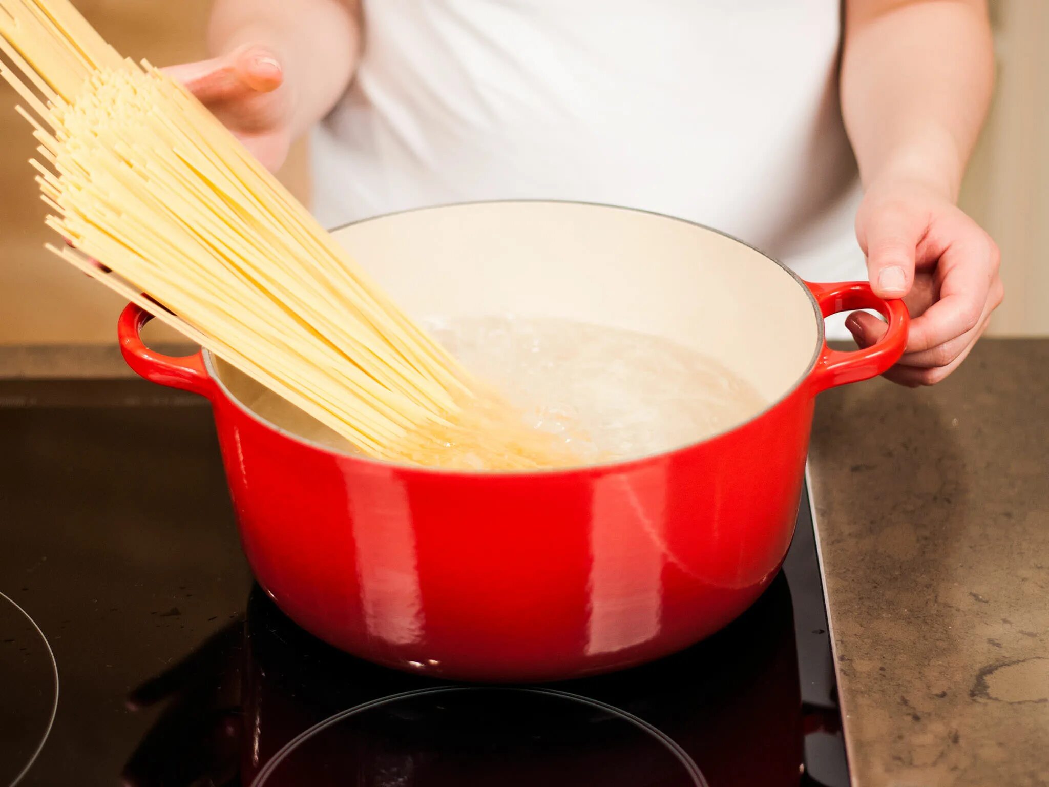 Cook pasta. Кастрюля для спагетти. Сотейник для пасты. Макароны в кастрюле. Макароны варятся.