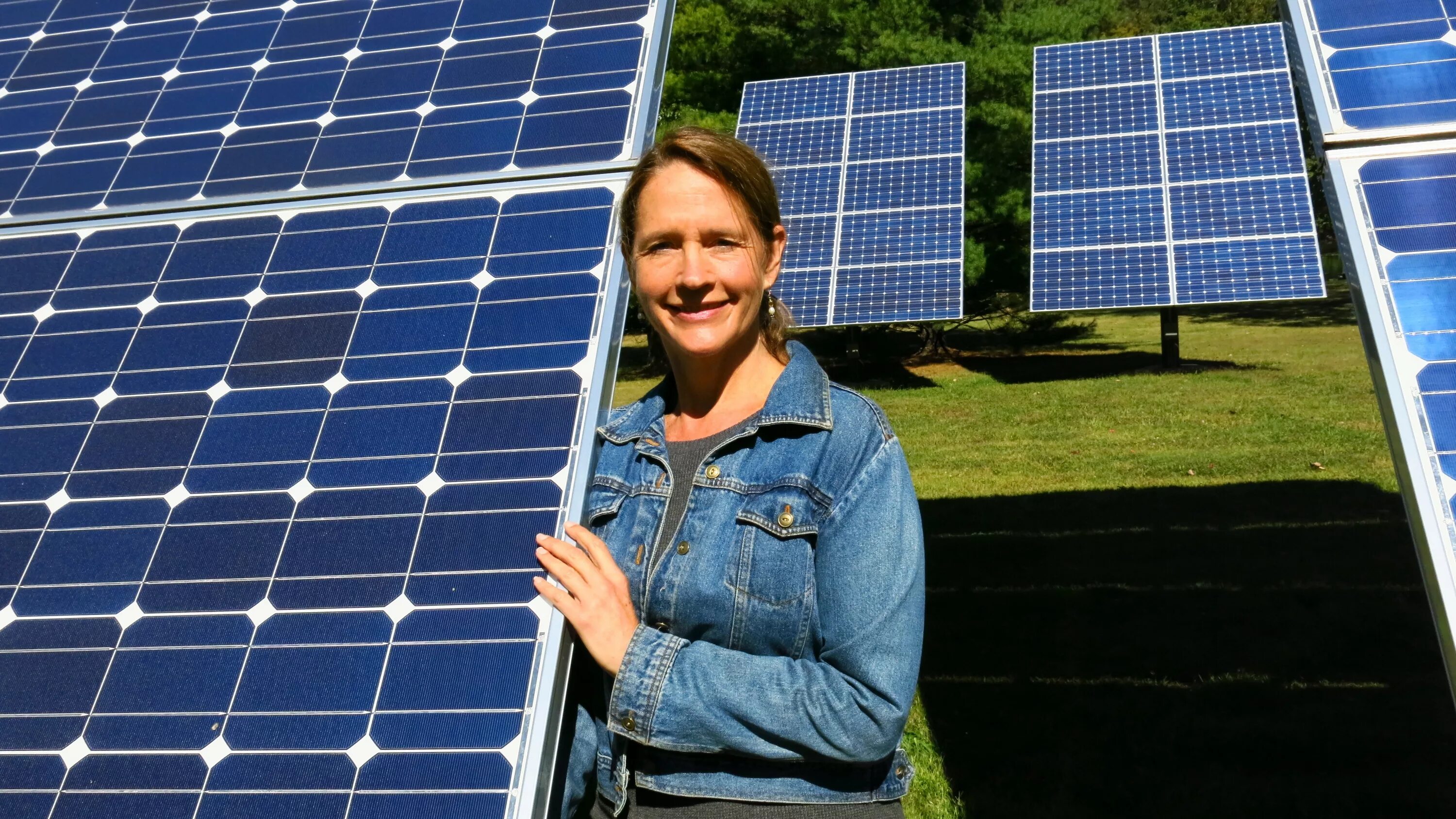 Solarstaff. Green Solar 540 WT Solar Panel. Солнечные панели девушка. Круглые солнечные панели.