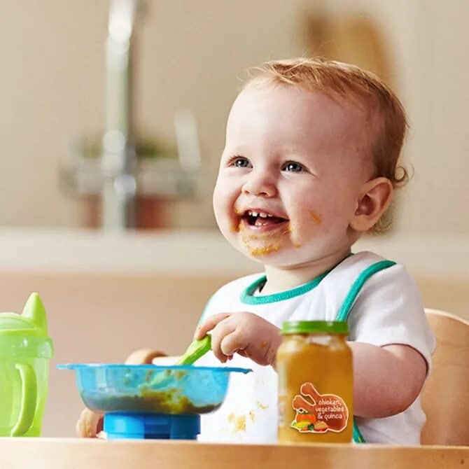 Питание детей. Ребенок ест ложкой. Детское питание фирмы. Детское питание для детей. Производство детского питания.