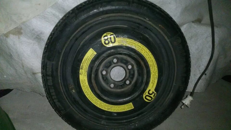 Запасное колесо R15 и заглушки в кузов - Lada Приора седан, 1,6 л, 2010 года кол