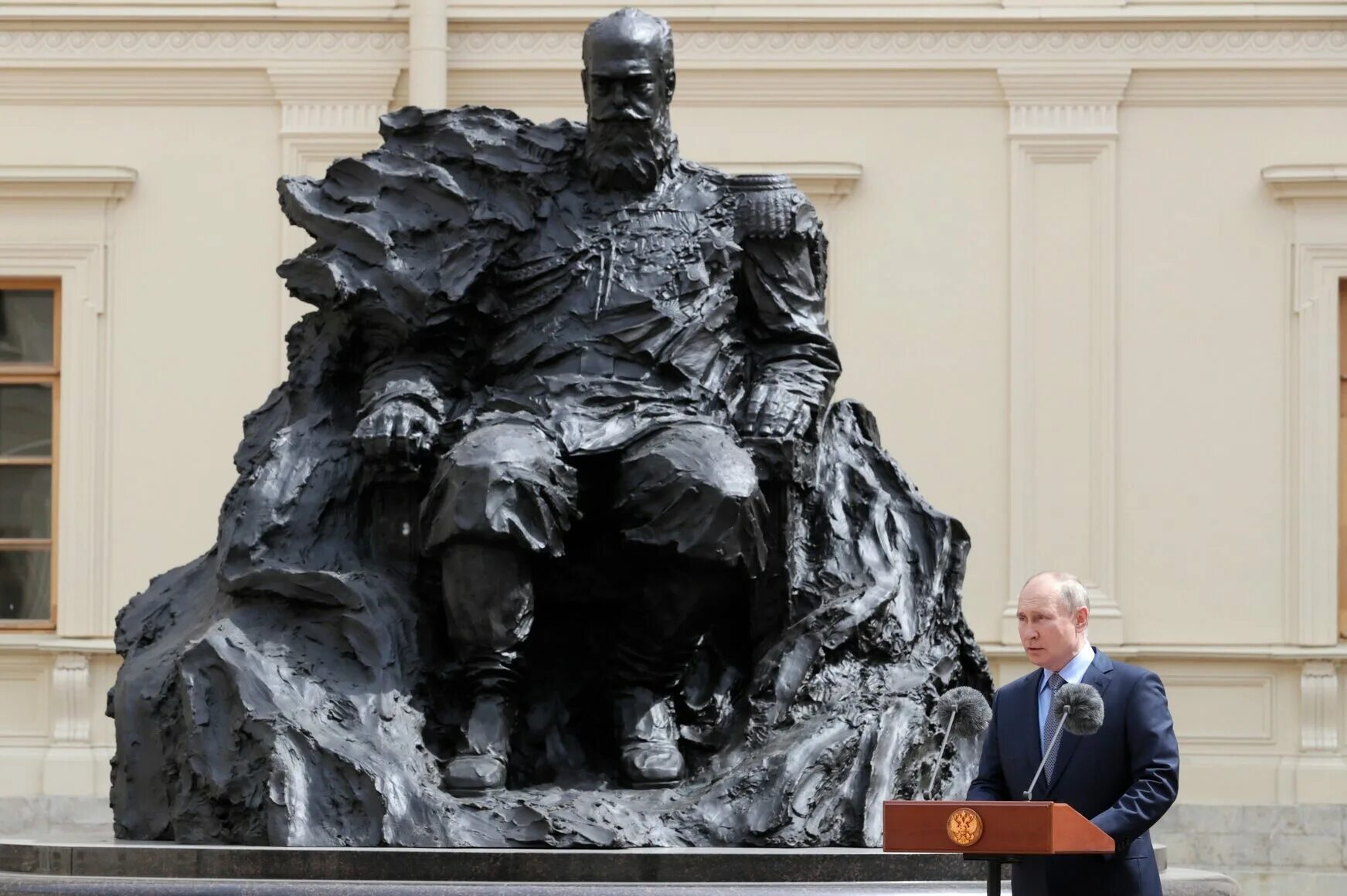 Памятник александру 3 в санкт. Памятник Александру 3 в Гатчине. Памятник императору Александру III Гатчина. Новый памятник Александру 3 в Гатчине.