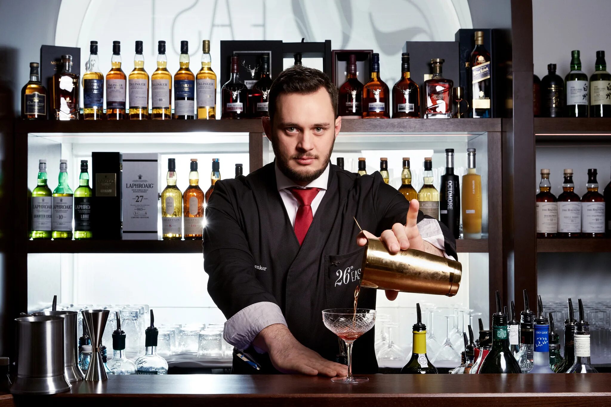 Должности в баре. Бар менеджер. Бар менеджер это кто. Бар менеджер бага бар. Бренд менеджер в баре.