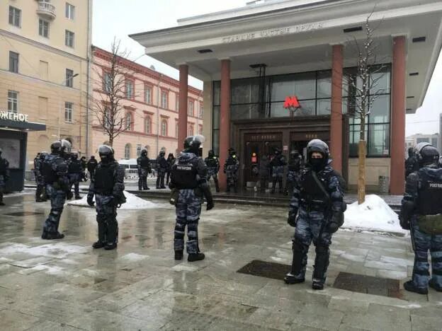 Центр задержали