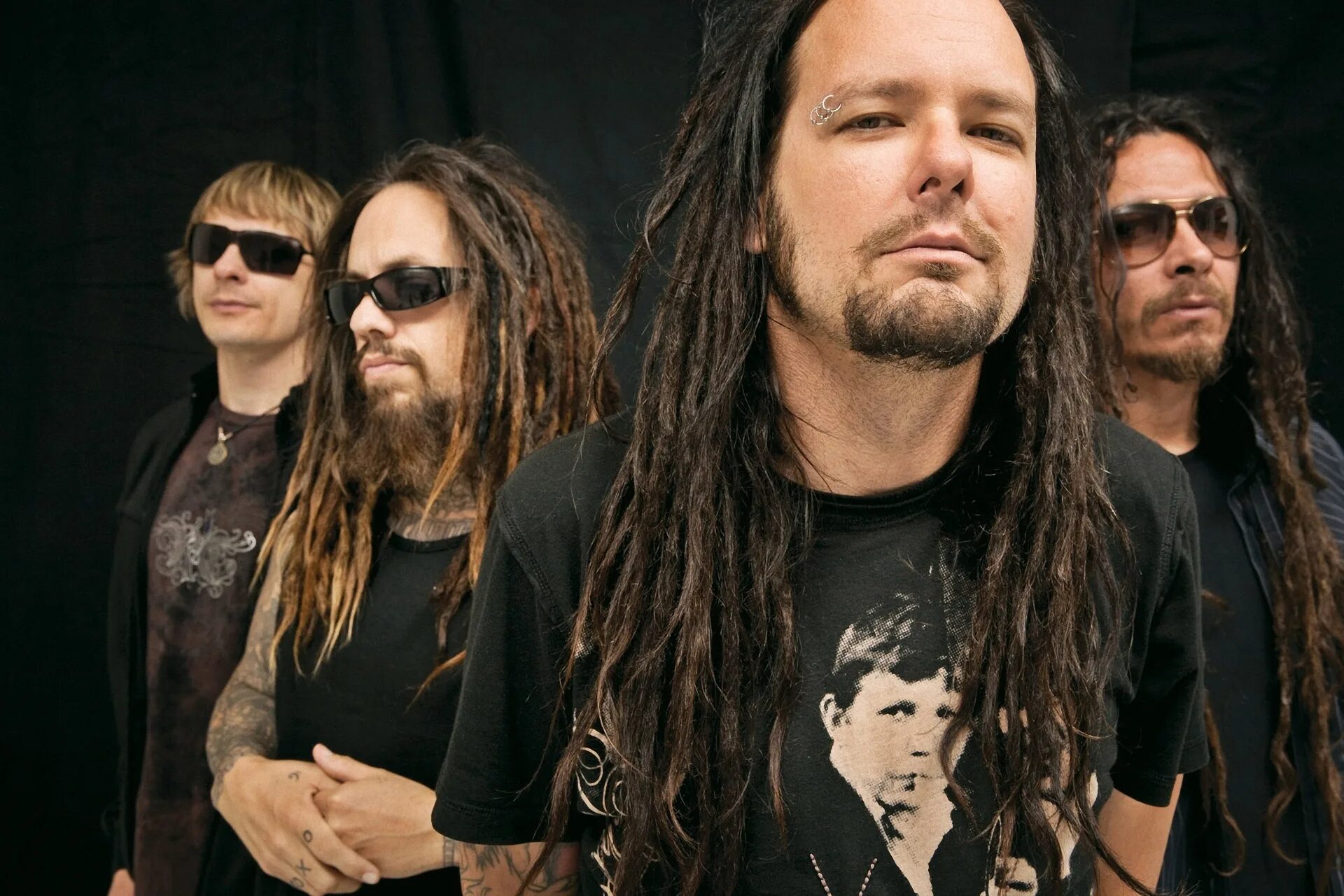 Слушать рок зарубежных групп. Korn вокалист. Джонатан Дэвис. Солист Корн Джонатан Дэвис. Группа Korn 2019.