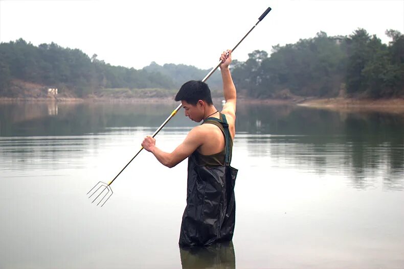 Почему трудно попасть копьем в рыбу. Задания на преломление света 8 класс. Копье для рыбалки. Как целиться из подводного ружья. Почему находясь в лодке трудно попасть копьем в рыбу.