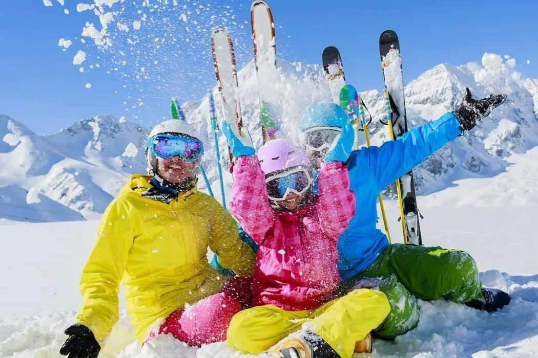 Дети на горнолыжном курорте. Курорты для горнолыжного отдыха. Cortina d'ampezzo ski. Туристы на горнолыжке. Курорты для горнолыжного отдыха.