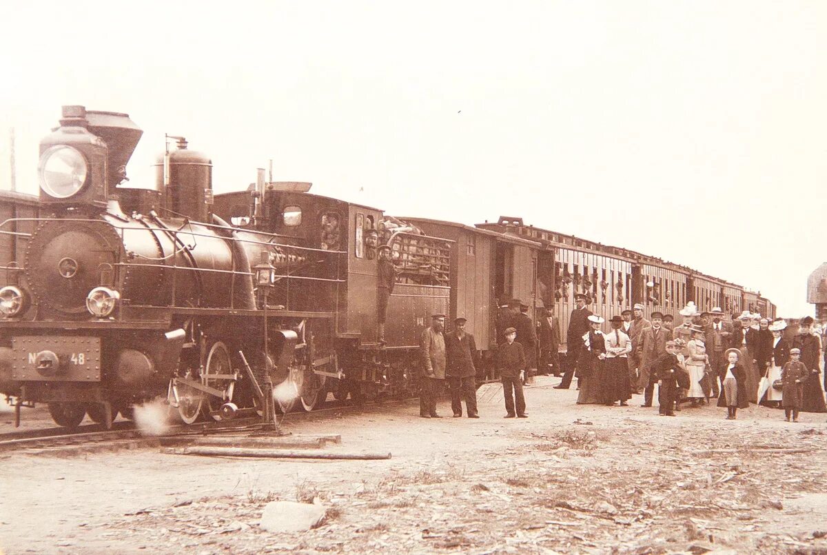 Железная дорога Архангельск Вологда в 1897 году. Паровозное депо станции Красноярск 1897 год. Паровозы 19 века в России Транссиб. Паровозное депо 1890. Паровоз прибывает