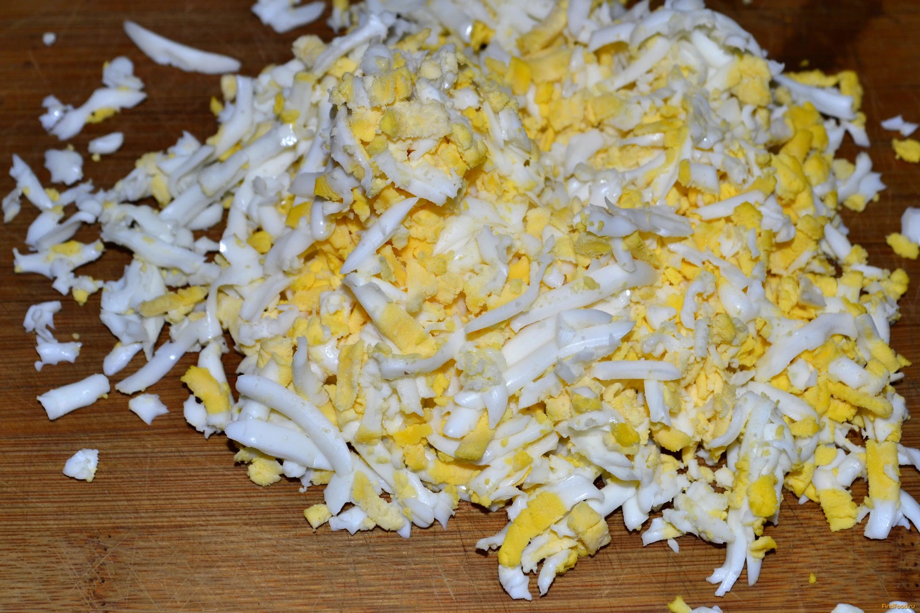 натертые вареные яйца. натереть на крупной терке яйца. терка для яиц. тертое яйцо. яйцо на крупной терке.