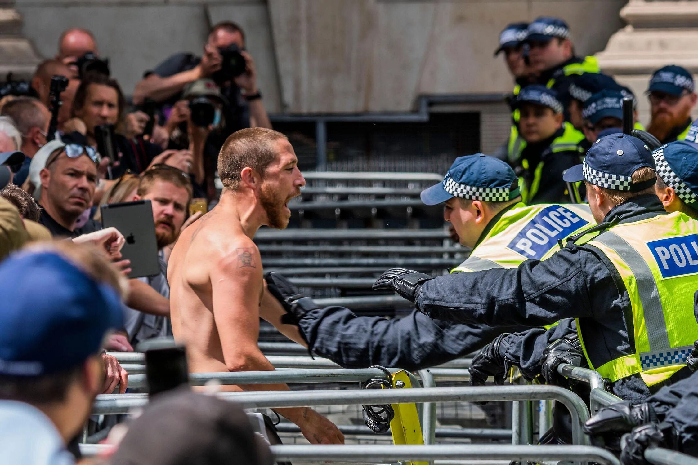 Столкновения с полицией. Протесты против карантина в великобритании. Событие происходит в лондоне в 2012 году что произошло. Лондон убийство ограждение района. Столкновения с полицией.