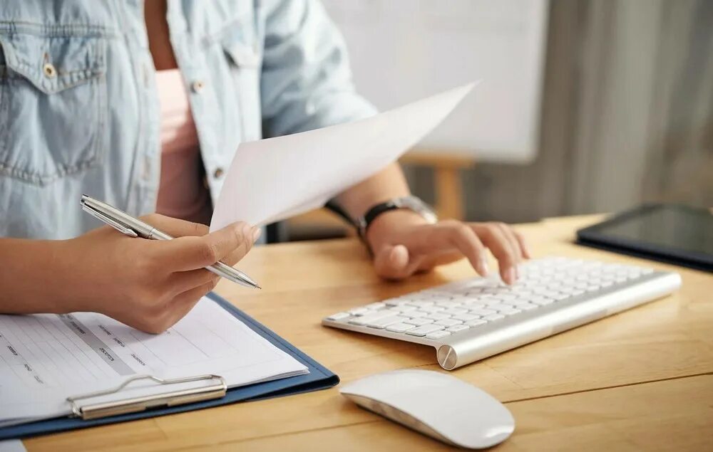 Документы в руках. Рука дающая документы. Передача документов картинка. Рука дающая документы. Передача документов.