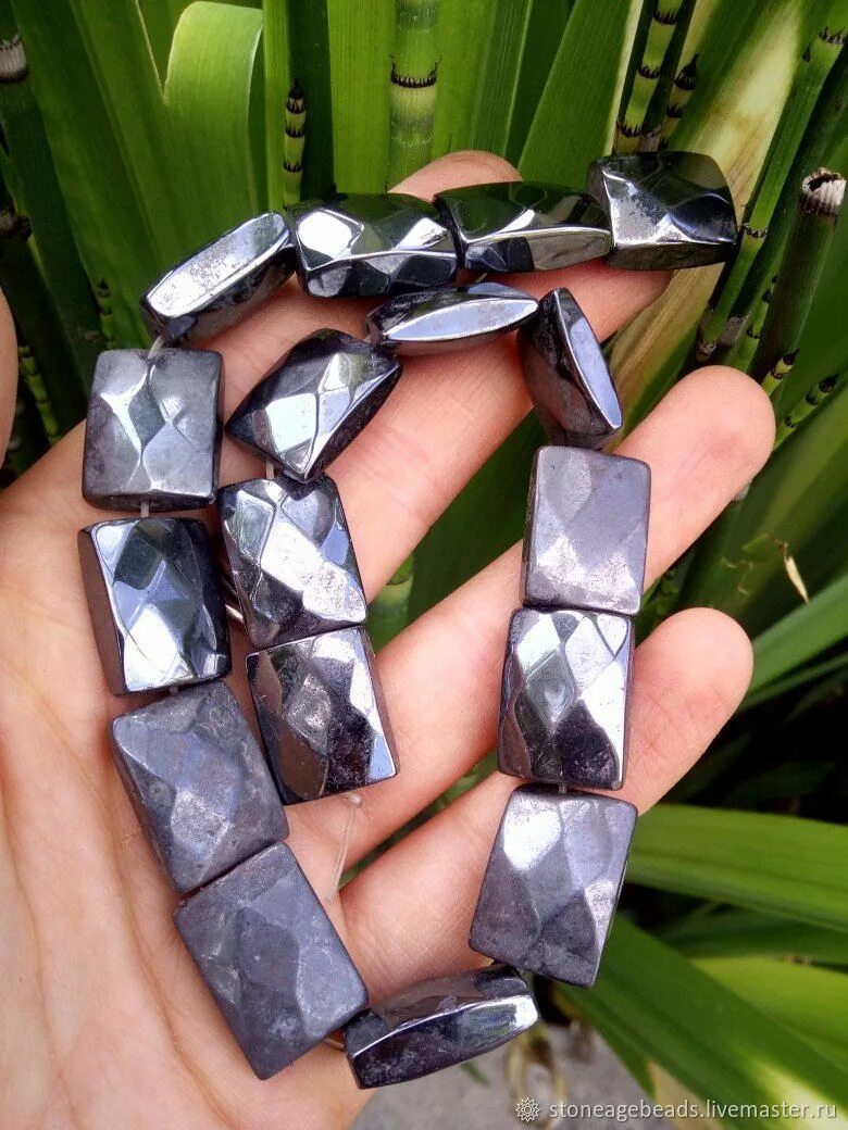 Гематит значение для человека. Кровавик-гематит камень. hematite камень. камень талисман кровавик. натечный гематит.