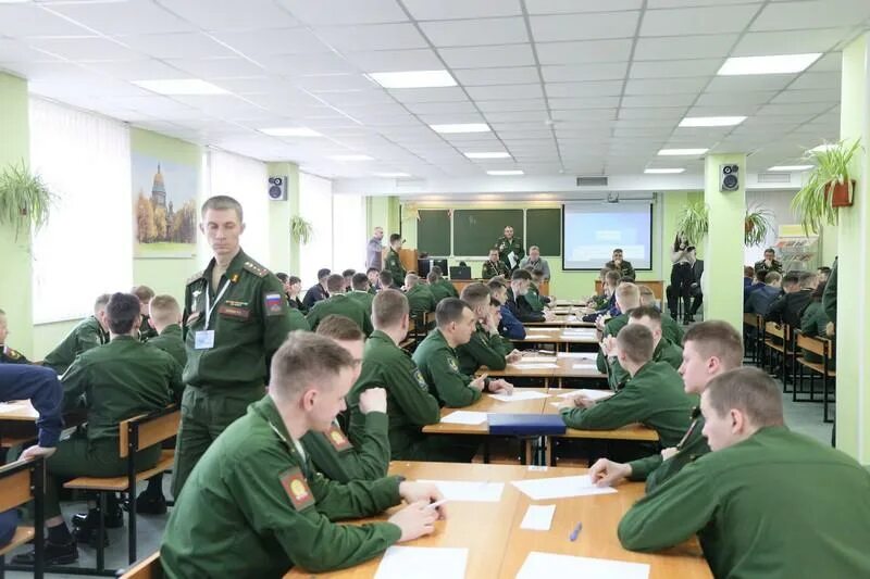 курсант военного училища. воспитание военнослужащих. учебные занятия в воинской части. проведение занятий с военнослужащими. воспитательная работа военнослужащих.