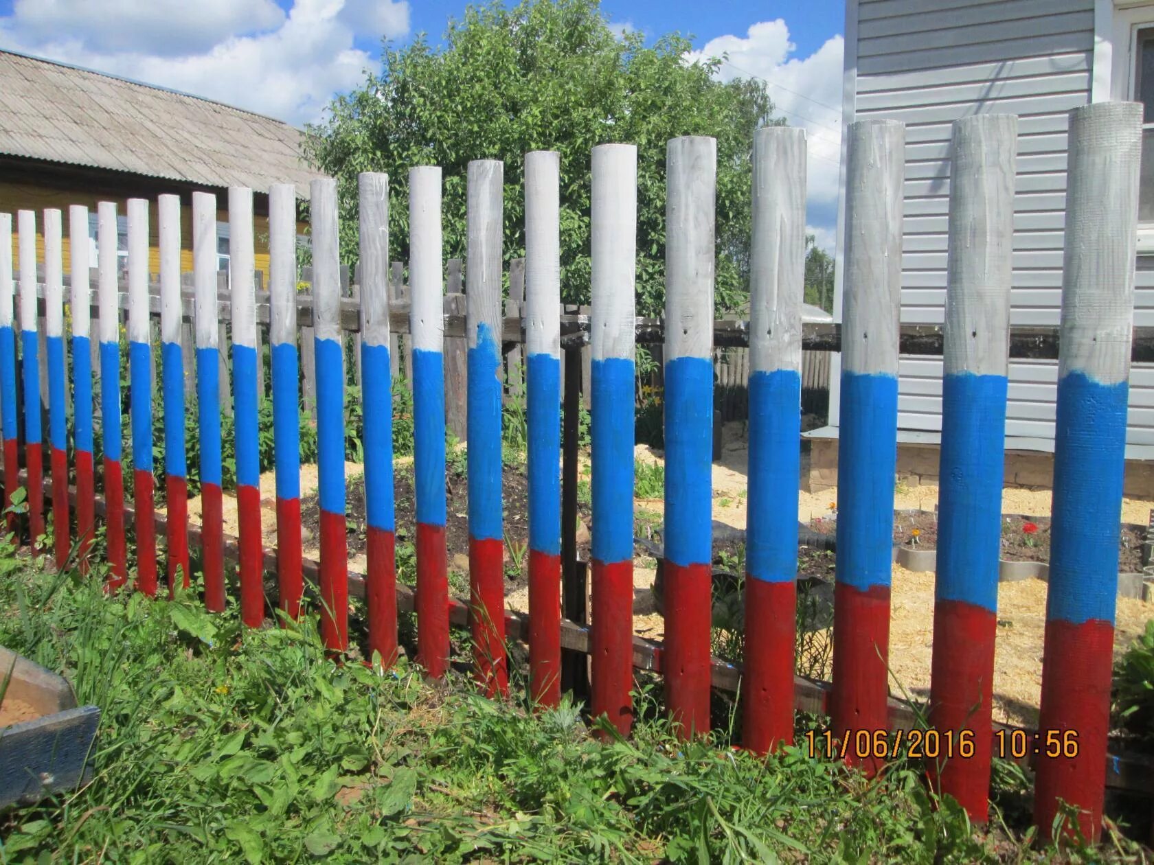 Покрасить столбы. Красивый забор из штакетника. Крашеный забор. Декоративный штакетник. Красит забор.