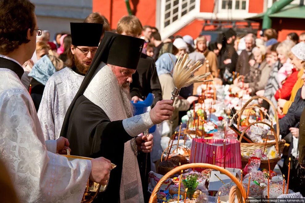 праздник освящения. праздник освящения. священник на пасху. пасха 2021 в храме матроны московской в дмитровском. освящение пасхальных куличей.