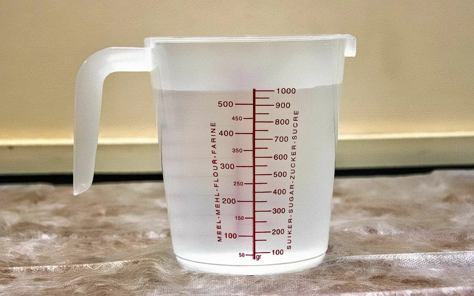 Мерная линейка для емкости 32 литра. Мерный стакан с водой. Мерный стакан литр. Мерный стакан 1 литр. 300 мл воды в стакане