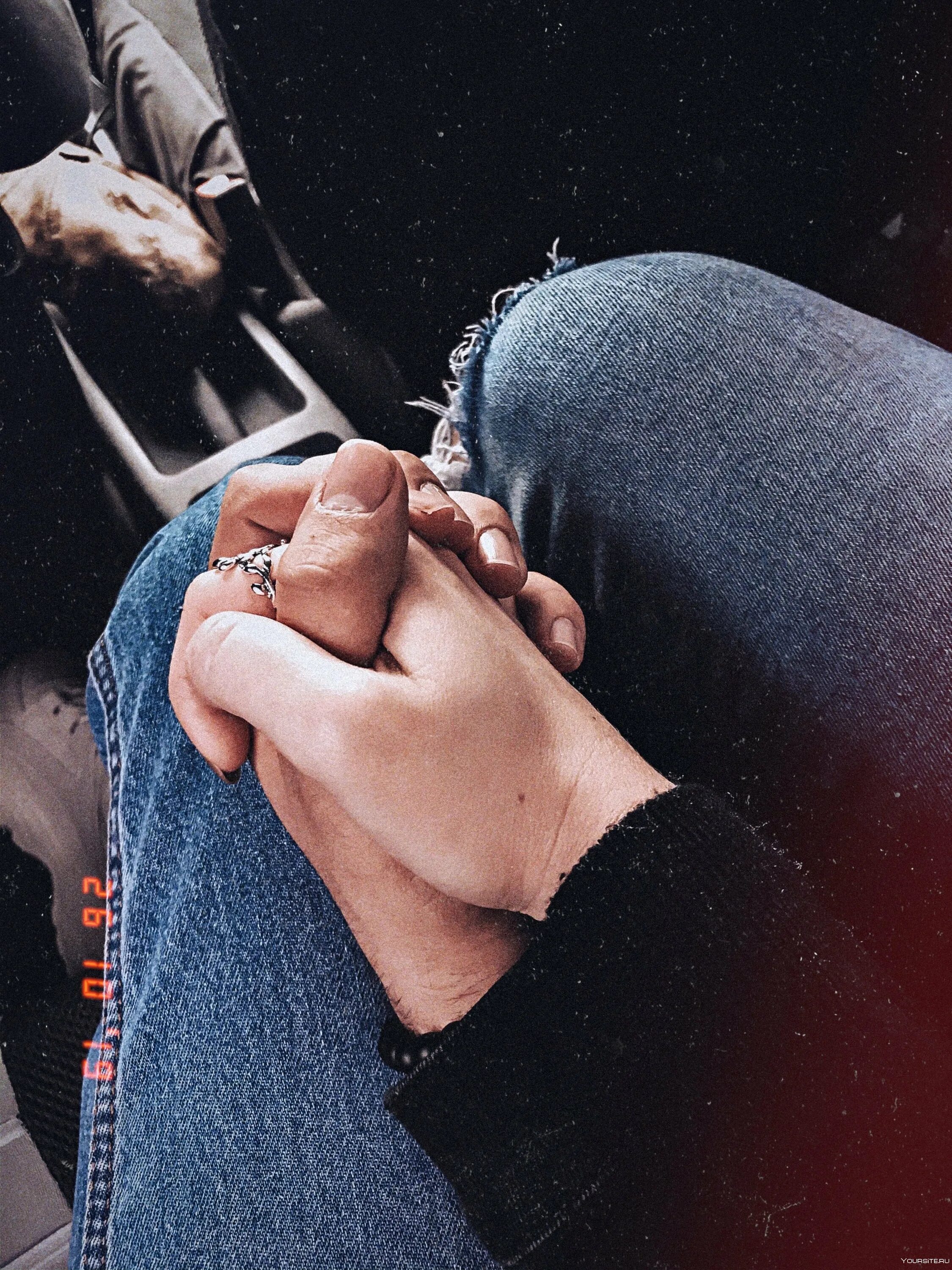 Парень и левушка держутся за руки. Рука в руке. Рука в руке. Мужская и женская рука. Пальцы сердечко вк рука на аву рука парня.