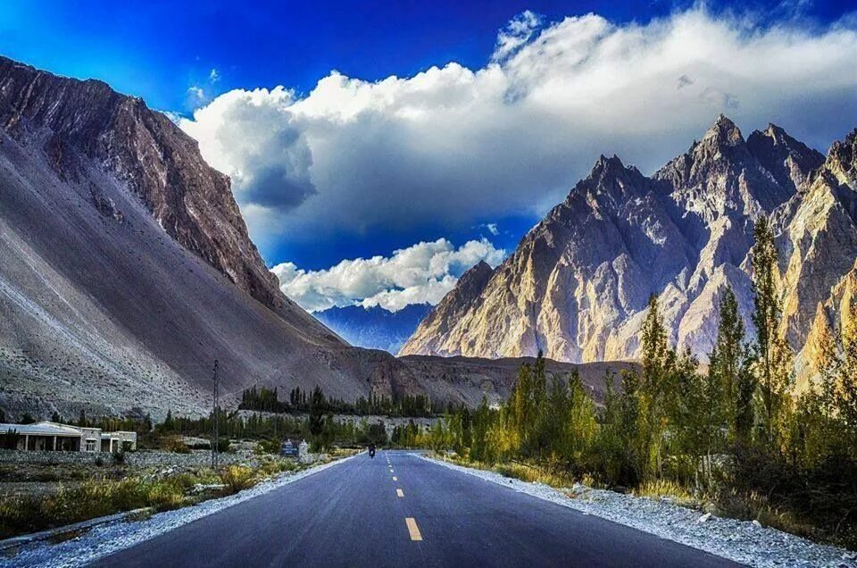 Area north. Долина Хунза Пакистан. Гилгит-Балтистан Пакистан дорога. Karakoram Highway. Каракорумское шоссе.